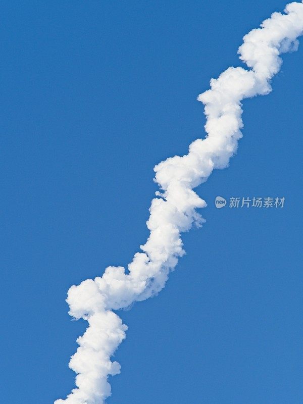 凝结火箭拖着阿特拉斯V火箭将GOES T气象卫星送入太空